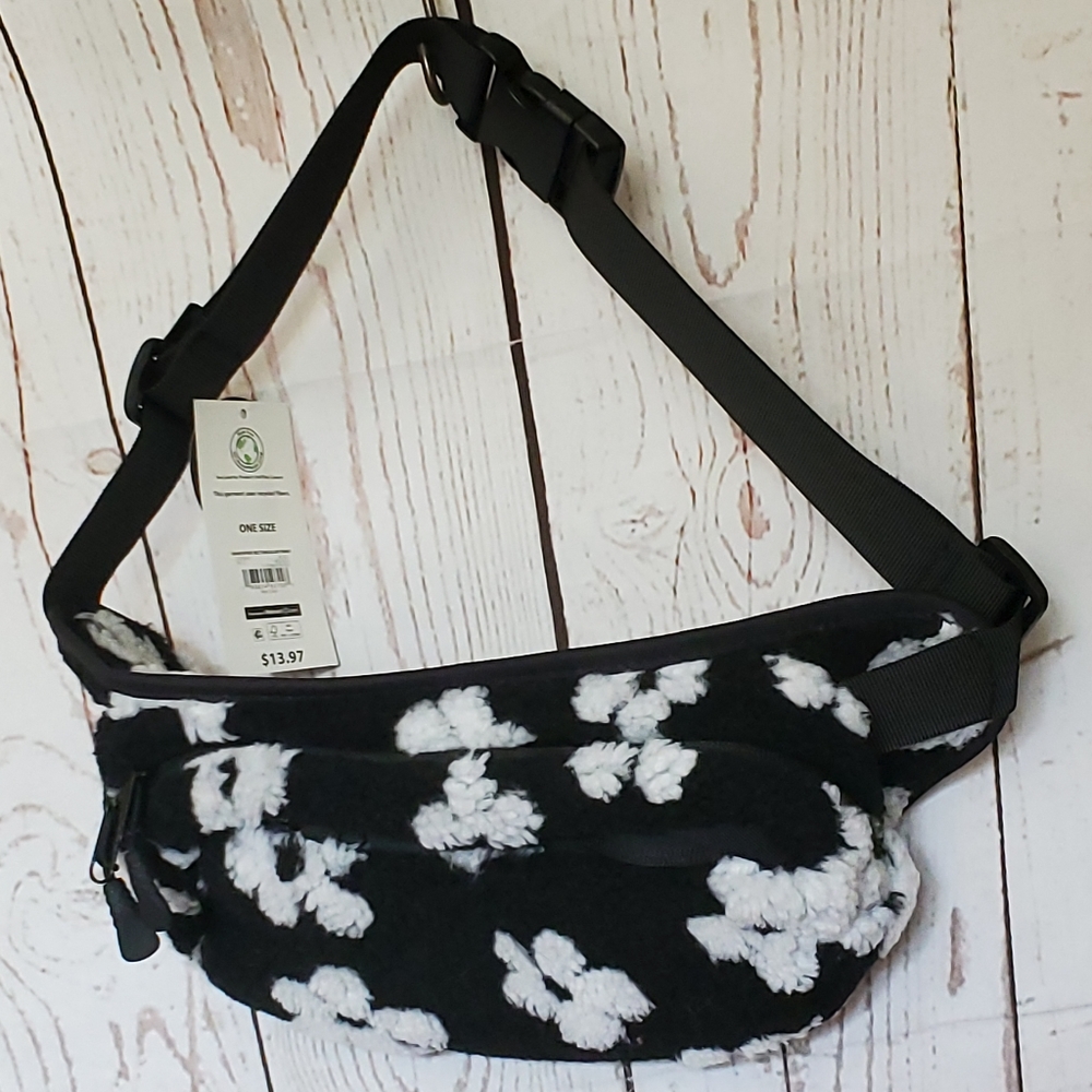 No Boundaries women's faux sherpa hands-free rectangular fanny pack black